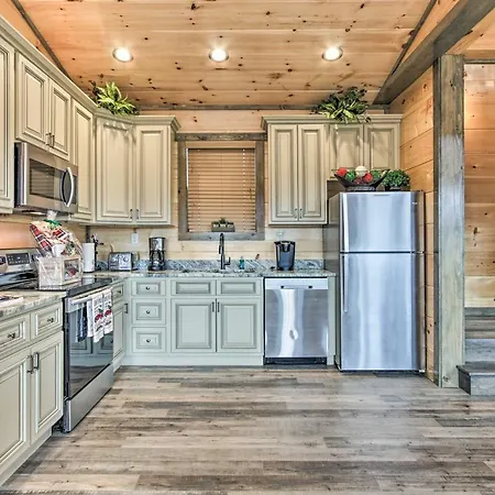 Villa Smoky Mountain Hideaway With Hot Tub, Deck And Views!